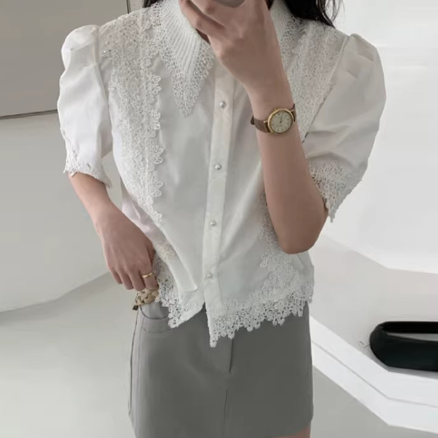 良良家夏季新款法式重工蕾丝花边拼接镂空领子单排扣短袖衬衫女