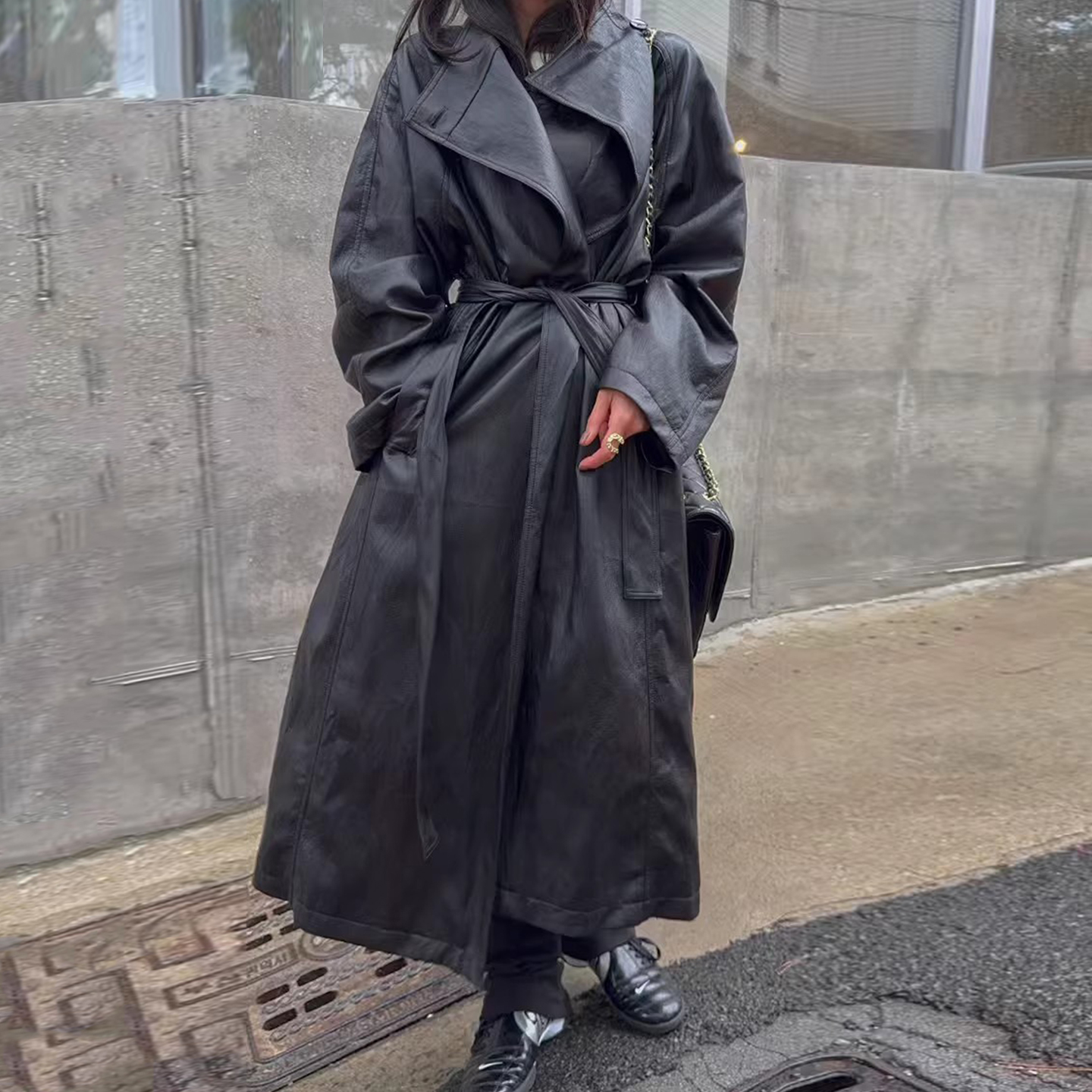 高级感黑色口袋PU皮衣风衣外套女2025冬季新款绑带收腰中长款大衣