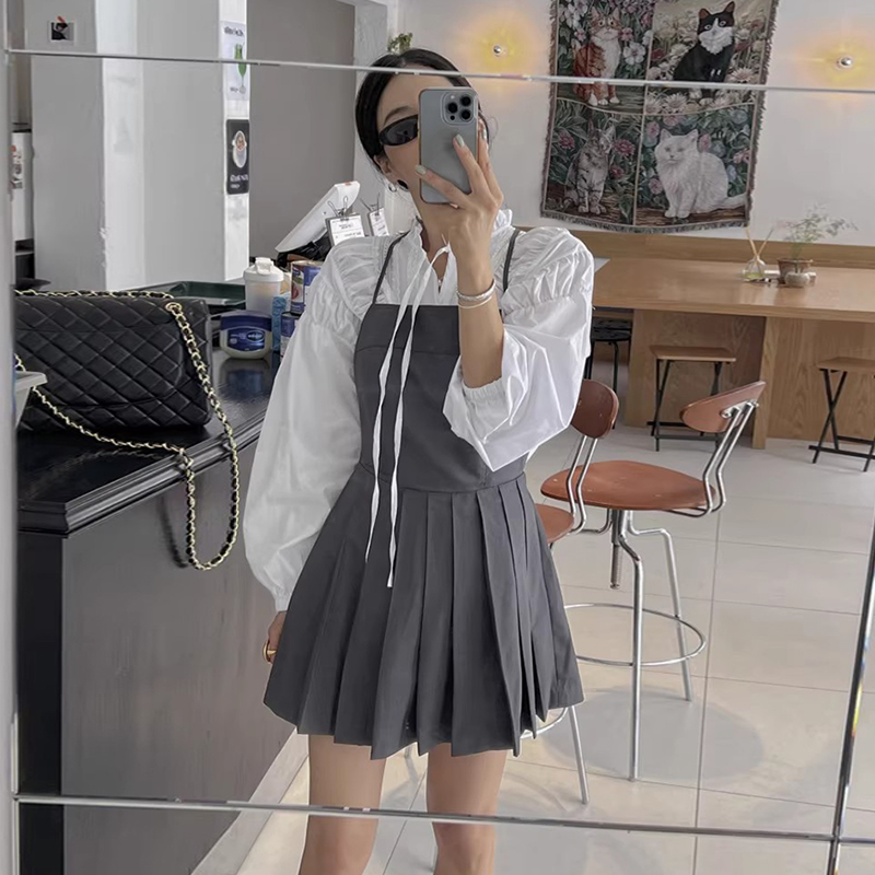 后背镂空交叉系带挂脖百褶连衣裙