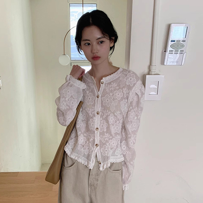 良两家甜美减龄花边刺绣花朵衬衫