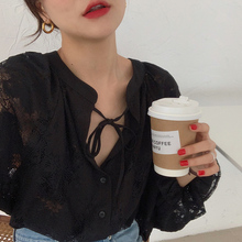 韩国chic复古宫廷风领口系带小心机宽松雕花蕾丝拼接灯笼袖衬衫女