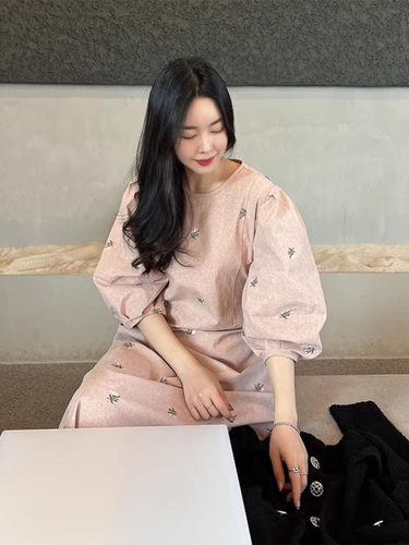 重工刺绣小雏菊灯笼袖连衣裙女
