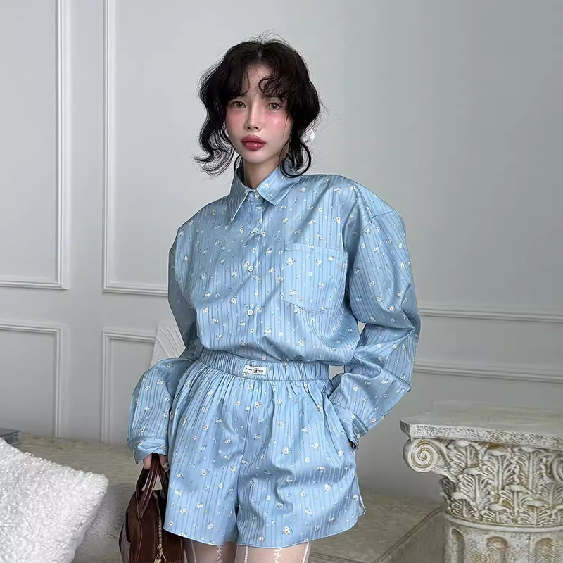 蓝色碎花衬衫休闲短裤套装