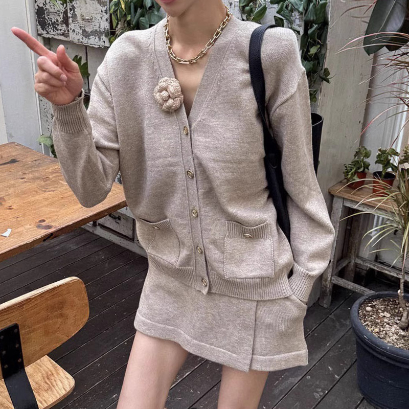 立体花朵点缀针织衫+不规则裤裙