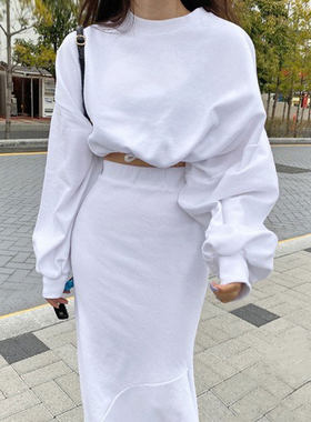 圆领长袖卫衣+包臀鱼尾半身裙女