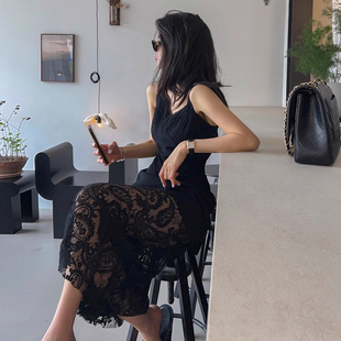 良良家高级感蕾丝钩花拼接背心连衣裙女夏季新款气质V领黑色长裙