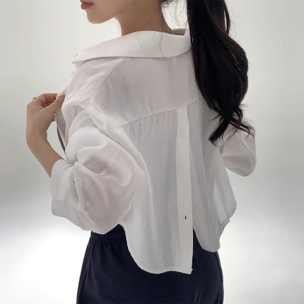 气质小众长袖防晒衫女夏季设计感小众后排扣开叉休闲宽松短款上衣