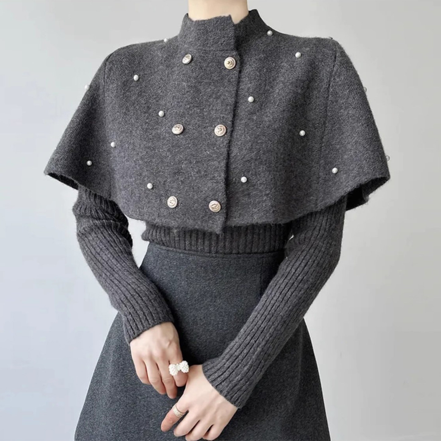 灰色斗笠式钉珠立领毛衣女