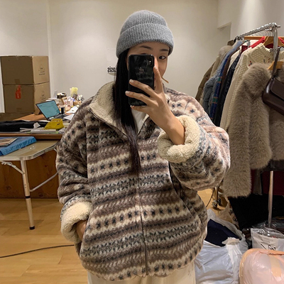 复古立领撞色别致提花羊羔绒外套