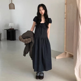 良良家复古格纹泡泡袖连衣裙女夏季设计感小众后绑带收腰显瘦长裙