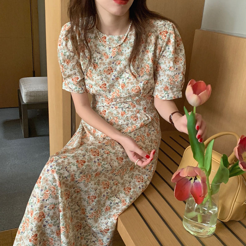 chic圆领收腰碎花泡泡袖连衣裙女
