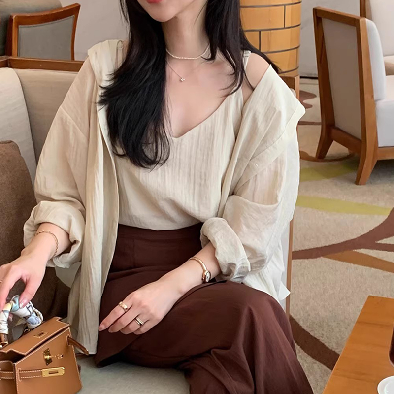 内搭打底背心吊带+宽松长袖衬衫