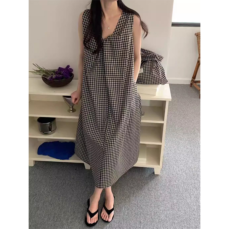 纽结领口格纹背心连衣裙配包包