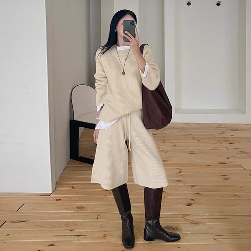 坑条软糯针织毛衣+五分裤中裤子