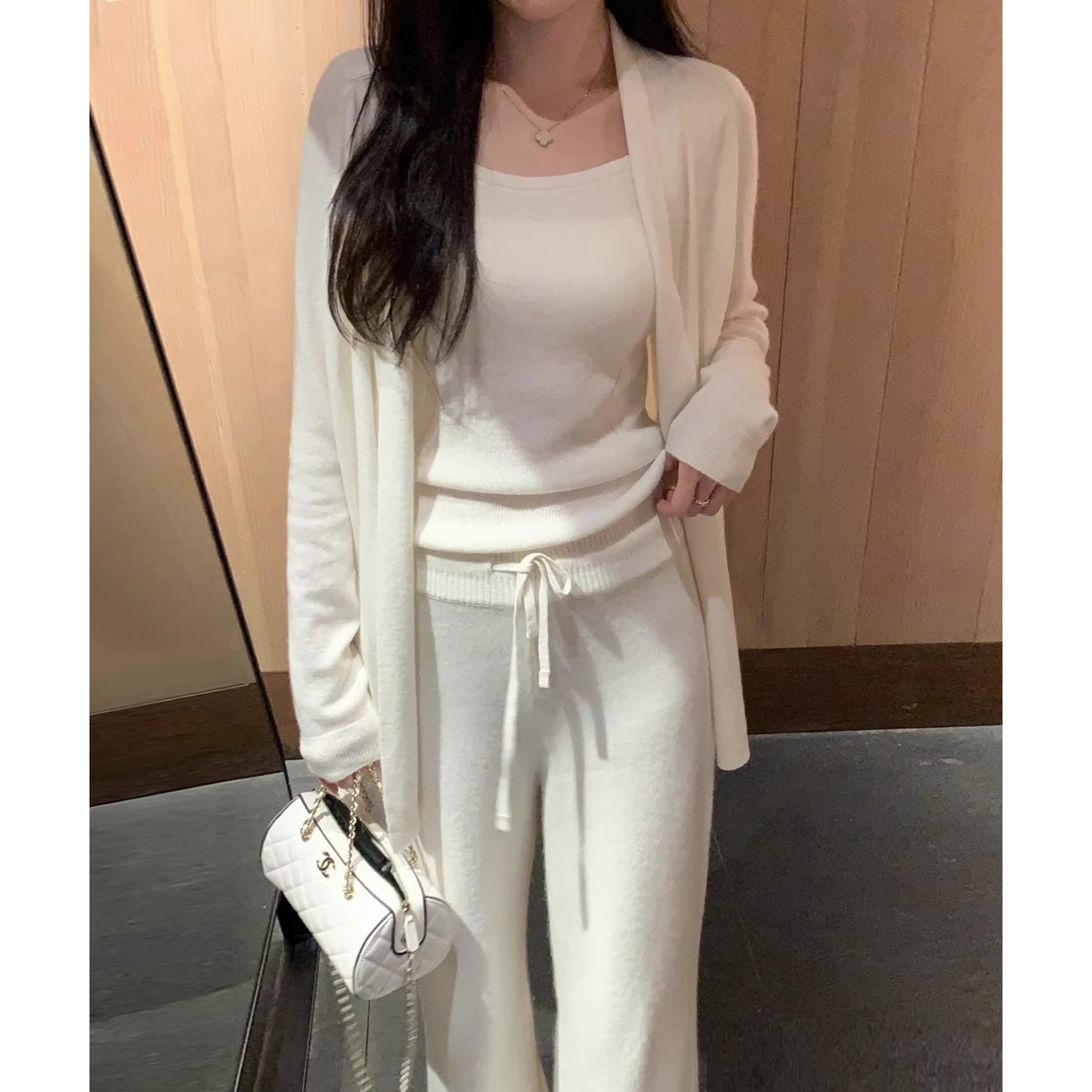 打底针织吊带+毛衣外套休闲长裤