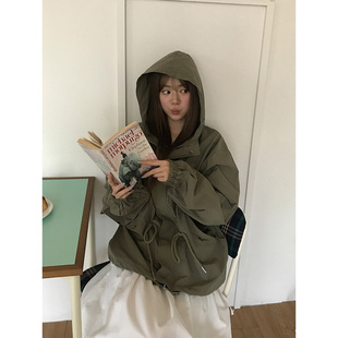 良良家军绿色连帽风衣外套女秋季新款高级感抽绳系带工装夹克上衣