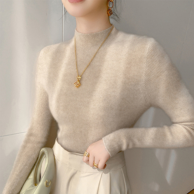 今年流行半高领全羊绒衫女配大衣