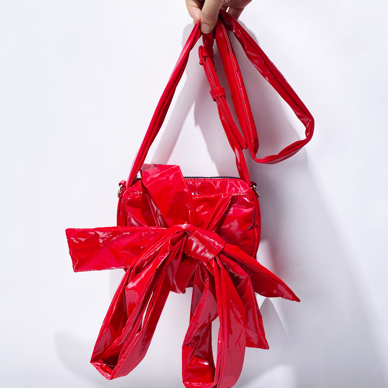 打结蝴蝶结装饰小方包2024新款韩版时尚小众亮面褶皱单肩斜挎包