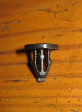 适用于日 产尼桑新骐达 奇骏 后门黑色橡胶条密封条卡扣卡子