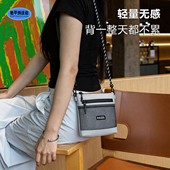 安德玛超轻小挎包女春季 撞色斜挎包户外轻量耐磨可调节运动包 新款