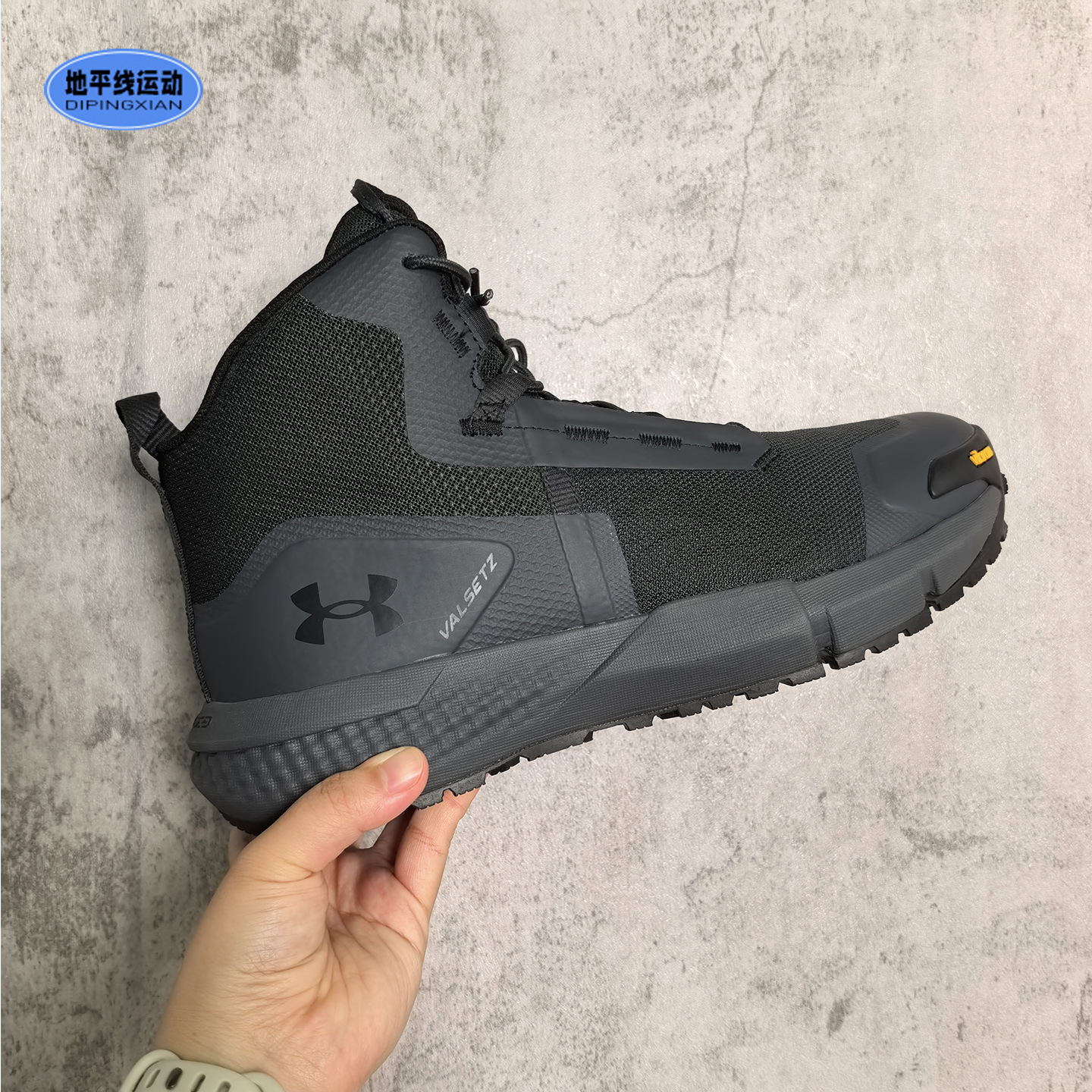 安德玛男鞋秋季新款户外登山运动强韧缓震中筒户外训练靴3027382