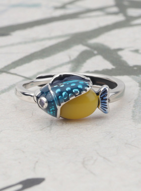 仿蜜蜡小鱼戒指女简约高级感珐琅食指戒复古做旧黄钻锦鲤开口指环