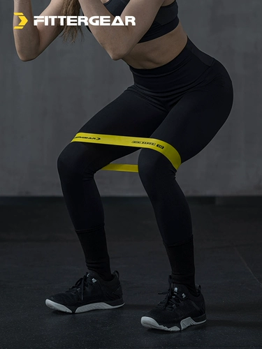 Эластичность йоги Fittergear с женскими ягодицами и напряжением с мужской фитнес -тренировкой.