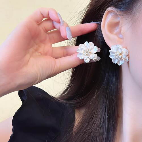春夏清新白色花朵耳钉