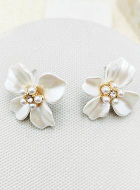 白色山茶花耳钉花朵耳环修饰脸型旅游度假法式花朵耳饰潮C144