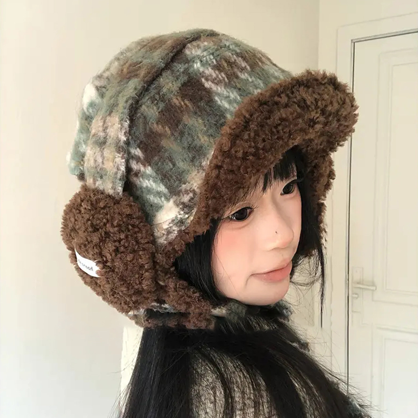 格纹毛绒护耳雷锋帽女保暖显脸小