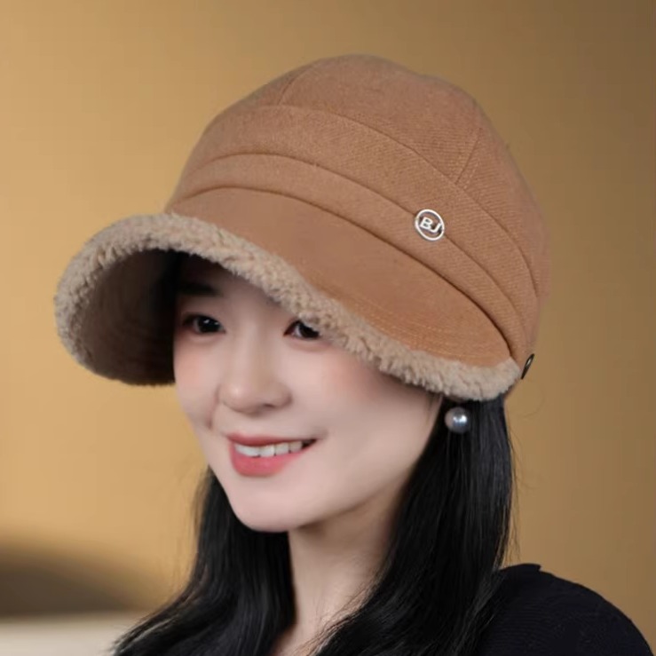 2025新款羊羔毛加绒渔夫帽子女秋冬骑车防寒鸭舌帽保暖加厚护耳帽