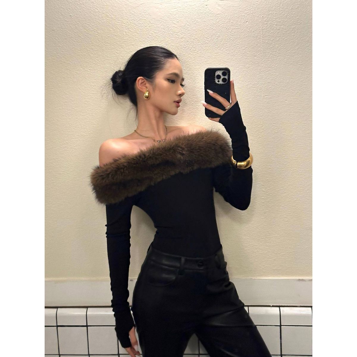 黑色毛领一字肩修身长袖抹胸上衣女秋季新款辣妹复古皮裤两件套