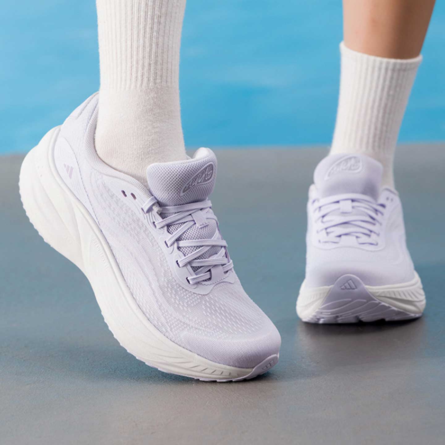 adidas透气网面休闲跑鞋