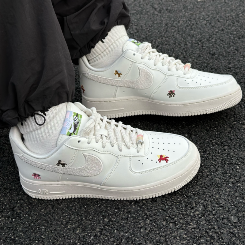 Nike/耐克AirForce1 '07新年脱缰系列低帮板鞋女款白色IQ1143-100 - 实物图