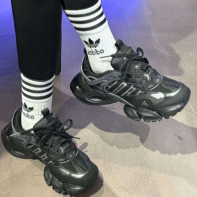 Adidas低帮男款白红跑步鞋