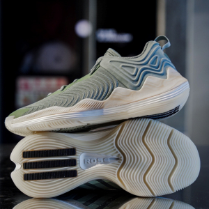 adidas/阿迪达斯D Rose of Chi 3 缓震运动篮球鞋中帮男款 HQ4503