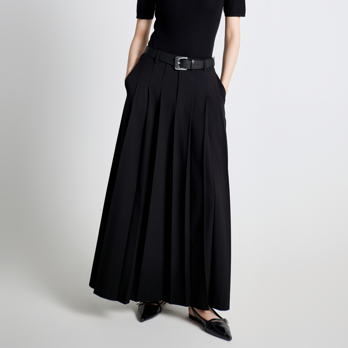 婉甸2025年秋季新品耀石黑直筒百褶长裙1243K02GL2