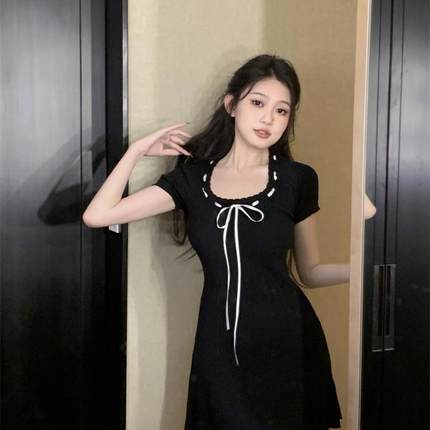 纯欲风方领短袖连衣裙女夏季新款抽绳绑带设计感修身收腰包臀裙潮