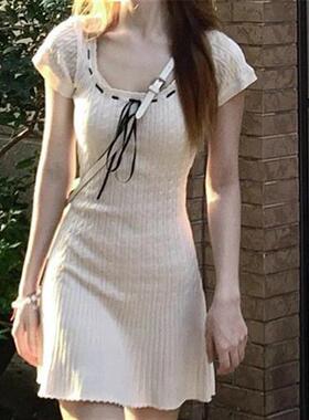 法式甜美方领针织连衣裙女夏季新款修身显瘦气质温柔风设计感裙子