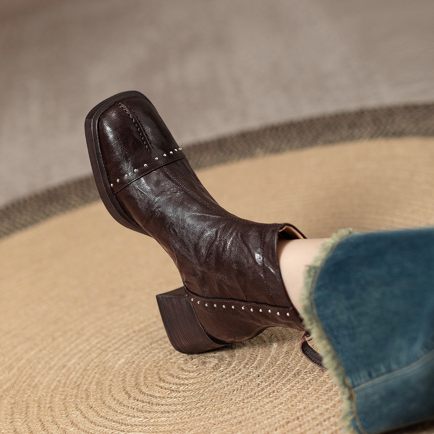 真皮铆钉方头切尔西短靴女复古粗跟显瘦马丁靴棕色英伦高跟瘦瘦靴