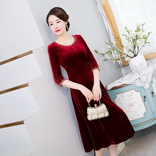 钉珠韩国绒旗袍连衣裙2026春秋装新款中老年圆领高档妈妈中长大摆