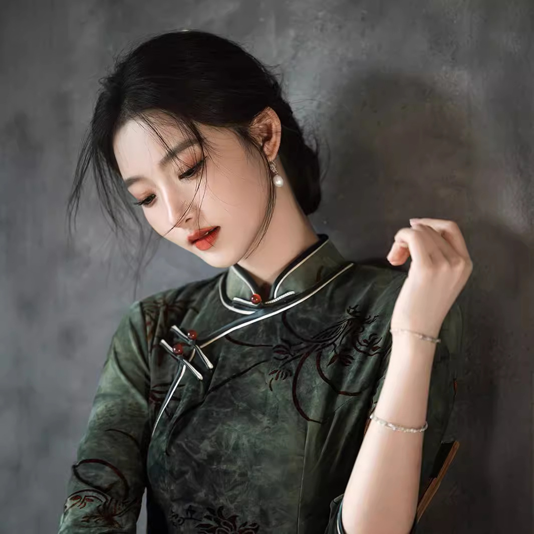 绿色旗袍秋季新款2025年秋装年轻款少女气质高端日常显瘦复古民国
