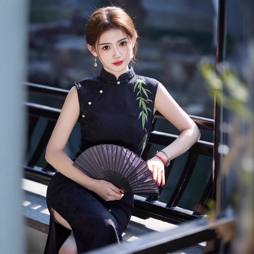 2026春夏新款无袖刺绣提花缎中长款旗袍黑色高端气质修身少女礼服