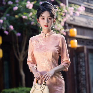 2026新中式改良春季粉色麂绒少女年轻款显瘦甜美减龄长款旗袍裙