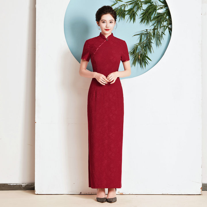 酒红走秀旗袍大码加长洋气年轻礼服宴会中袖春2026款长弹力演出服