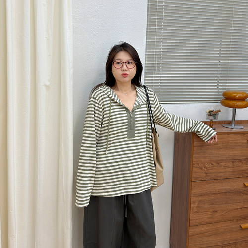 宛宛大码胖mm设计感时尚条纹连帽长袖T恤女显瘦百搭秋季新款上衣