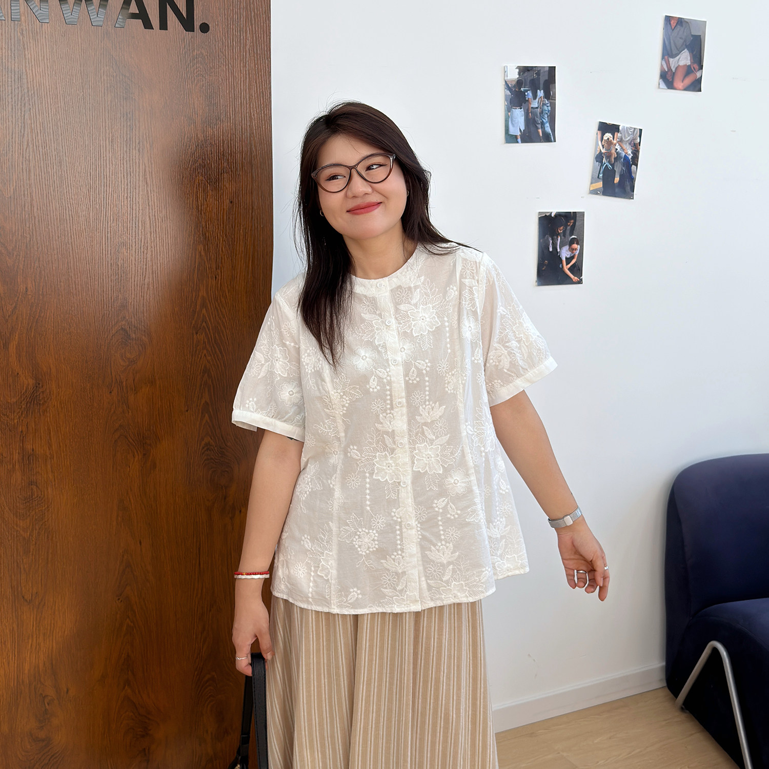 宛宛大码女装圆领蕾丝衬衫夏季胖mm重工刺绣棉麻上衣减龄遮肚开衫图片