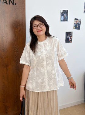 宛宛大码女装圆领蕾丝衬衫夏季胖mm重工刺绣棉麻上衣减龄遮肚开衫
