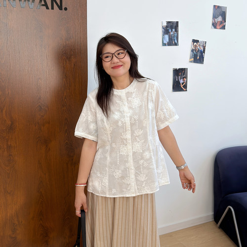 宛宛大码女装圆领蕾丝衬衫夏季胖mm重工刺绣棉麻上衣减龄遮肚开衫