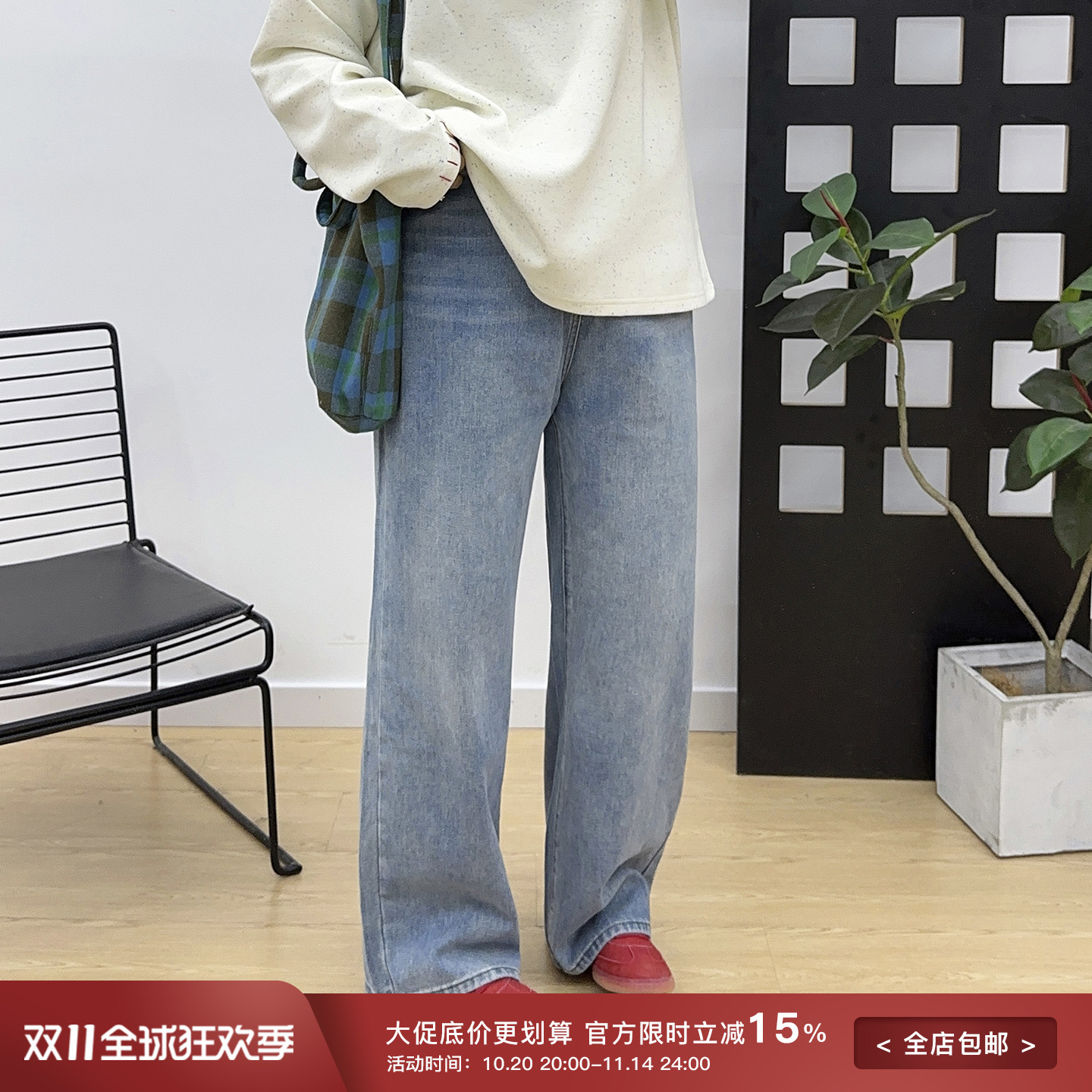 浅蓝色水洗牛仔直筒裤